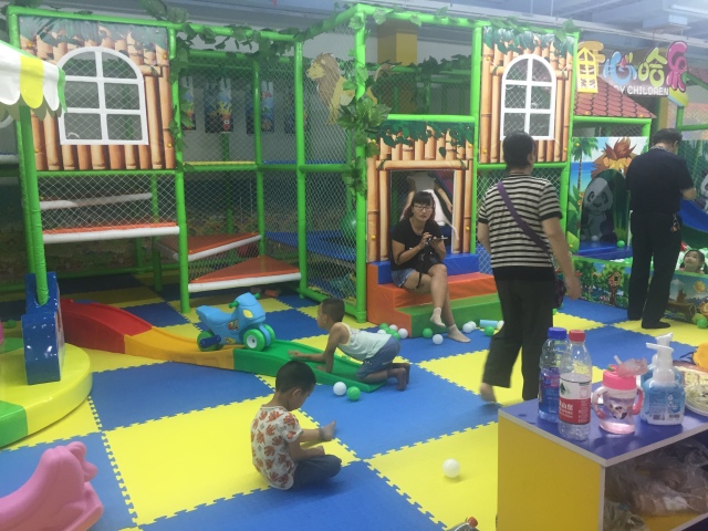 小孩在儿童乐园玩耍